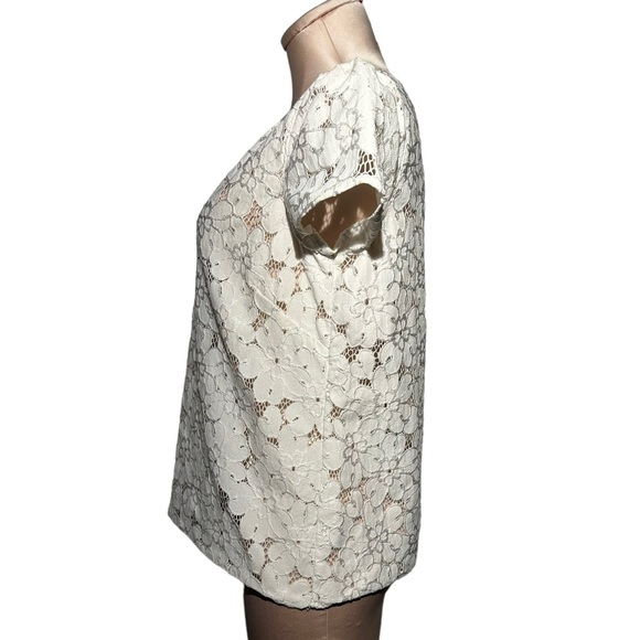 Lilly Pulitzer white top in Medium. Zip back. EUC. Absolutely beautiful - Picture 2 of 10